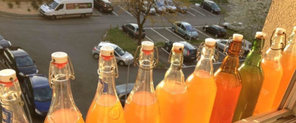 Les bouteilles de kombucha au thé rouge ont été momentanément exposé à la lumière pour la photo.
