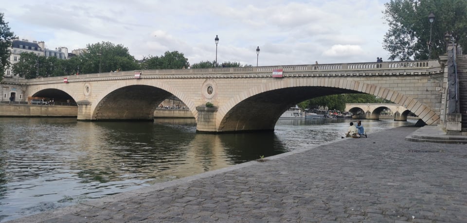 Le pont Louis-Phillipe, que l'on voit du lieu de notre rencontre.